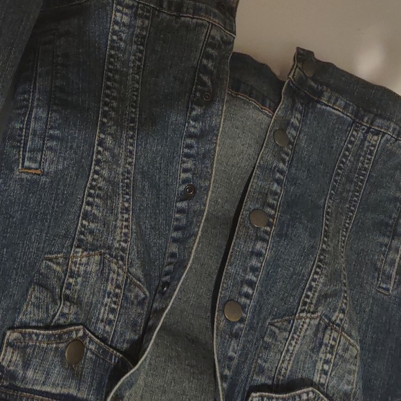 Woman's jean jacket. - Picture 3 of 3